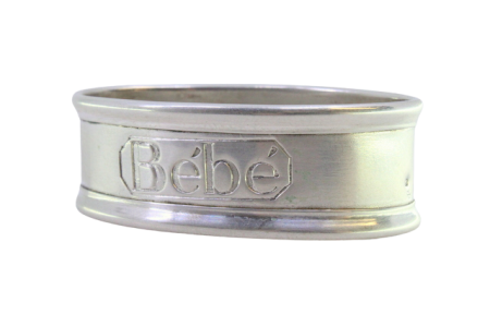 Argola de guardanapo em prata de forma oval com frisos na envolvência e dizeres "BÉBÉ".